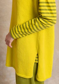 Stickad väst i ekologisk/återvunnen bomull - dijon