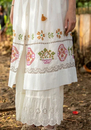 Mönstrad klänning "Cross" i ekologisk bomull - halvblekt