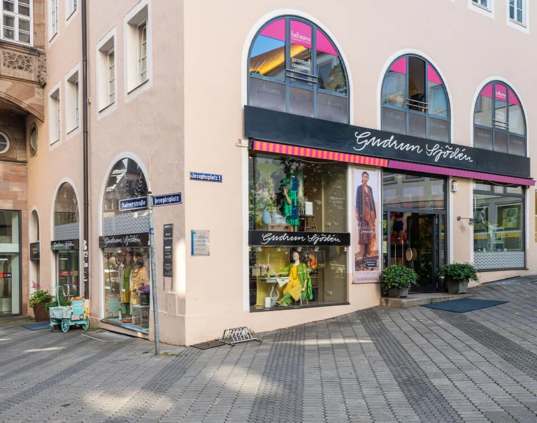 En bild inifrån Gudrun Sjödéns butik på Josephsplatz i Nürnberg.