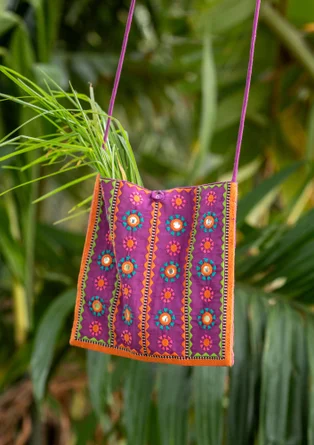 F ärgglad broderad väska "Sunita" i ekologisk bomull - midsommarblomster