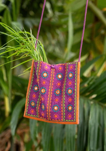 Färgglad broderad väska "Sunita" i ekologisk bomull - midsommarblomster