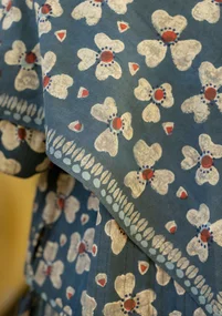Blommig scarf "Bloom" i ekologisk bomull - mörk indigo
