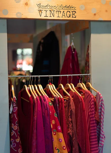 Färgglada och mönstrade kläder från Gudrun Sjödén. 