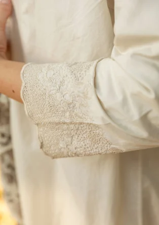 Vävd broderad klänning "Amisha" i ekologisk bomull/lin - fjäder