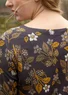 Blommig topp "Idun" i lyocell/elastan (svart umbra XL)