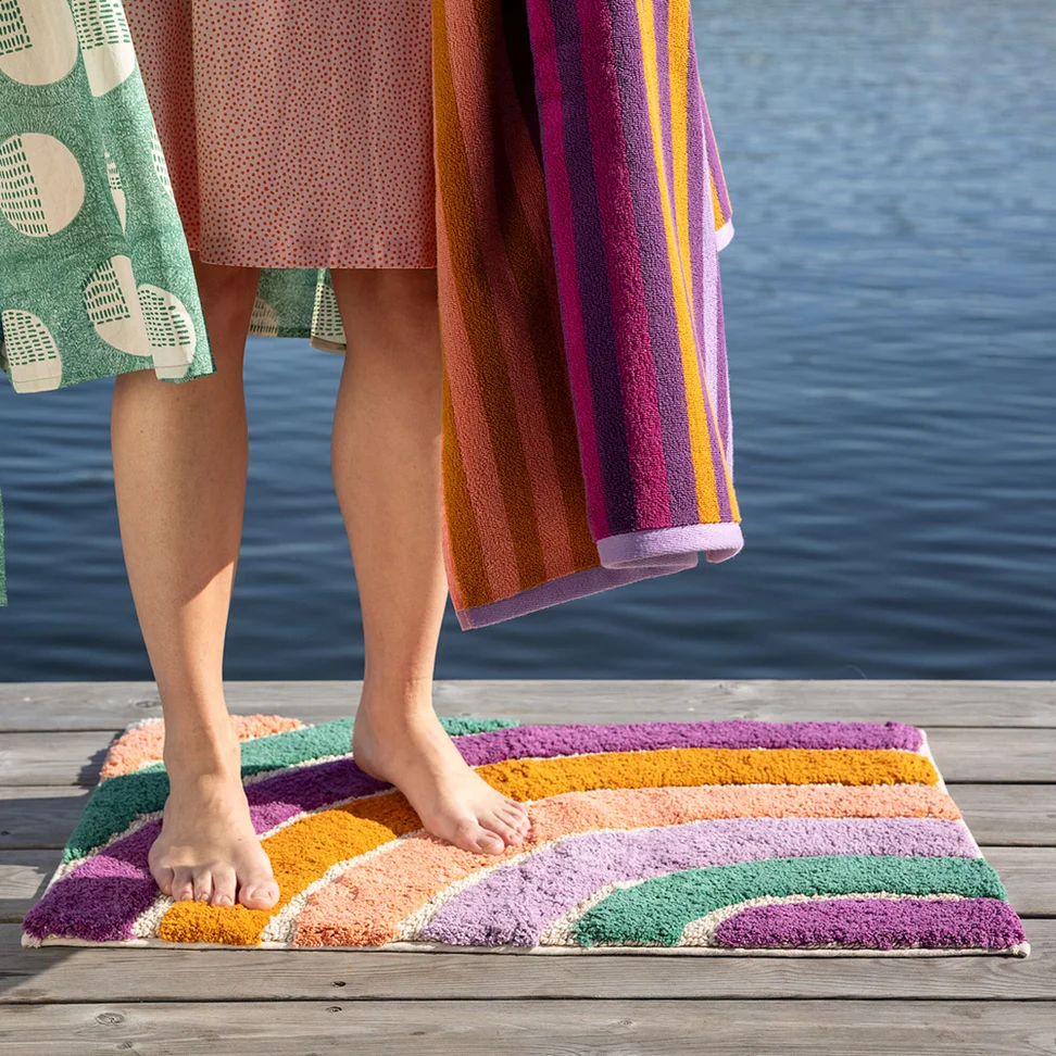 Badrumsmatta "After rain" i ekologisk bomull - petunia