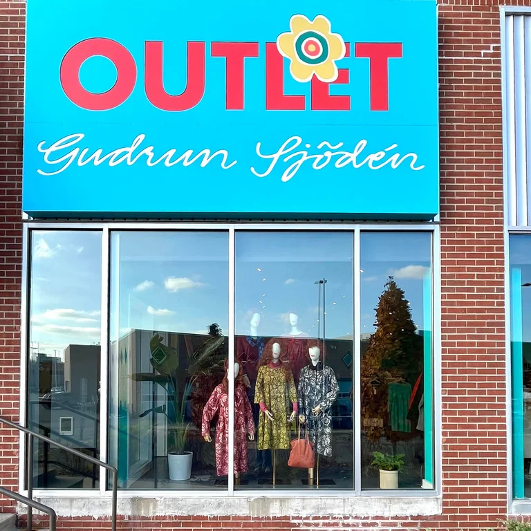 Utanför Gudrun Sjödéns butik i Minneapolis.