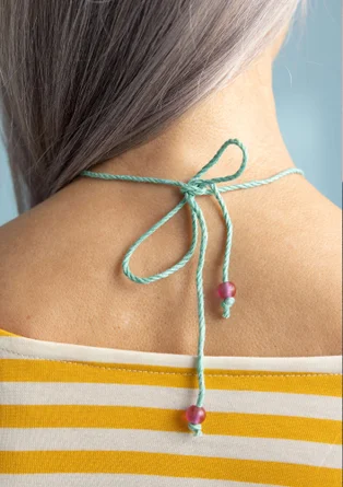 Halsband ”Agnes” i träpärlor - mango