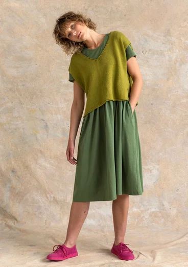 Stickad väst i ekologisk/återvunnen bomull - grönpeppar