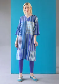 Färgglad randig klänning "Cherai" i ekologisk bomull - havsblå