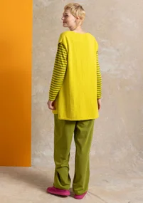 Stickad väst i ekologisk/återvunnen bomull - dijon