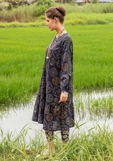 Mönstrad klänning "Poesi" i ekologisk bomull - svart