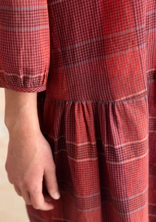 Vävd klänning ”Nora” i ekologisk bomull - krappröd