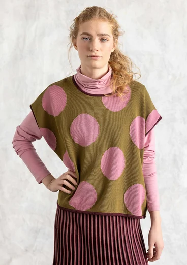 Stickad väst "Rut" i ekologisk/återvunnen bomull - mörk oliv/prick