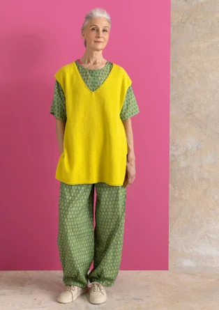 Stickad väst i ekologisk/återvunnen bomull - dijon