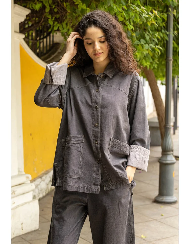 En kvinna iklädd denimliknande kläder från Gudrun Sjödén.