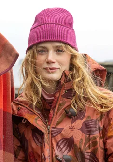 Mössa i lammull/ekologisk och återvunnen bomull - rödkål/cerise