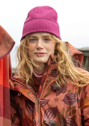 Mössa i lammull/ekologisk och återvunnen bomull - rödkål/cerise