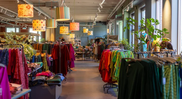 Insidan av Gudrun Sjödéns Lagerbutik i Årstaberg. 