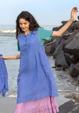 Vävd ärmlös klänning i lin - blå lotus