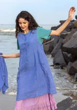 Vävd ärmlös klänning i lin - blå lotus