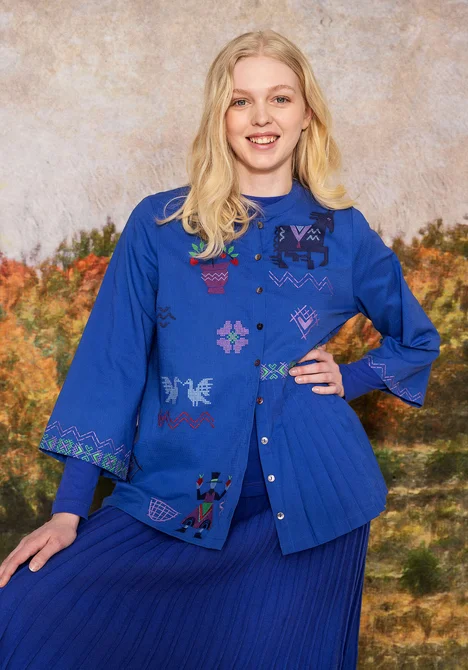 Broderad blus "Skåne" i ekologisk bomull - briljantblå