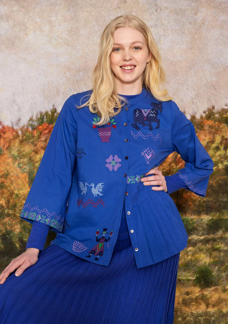 Broderad blus "Skåne" i ekologisk bomull - briljantblå
