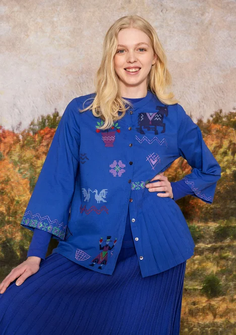 Broderad blus "Skåne" i ekologisk bomull - briljantblå