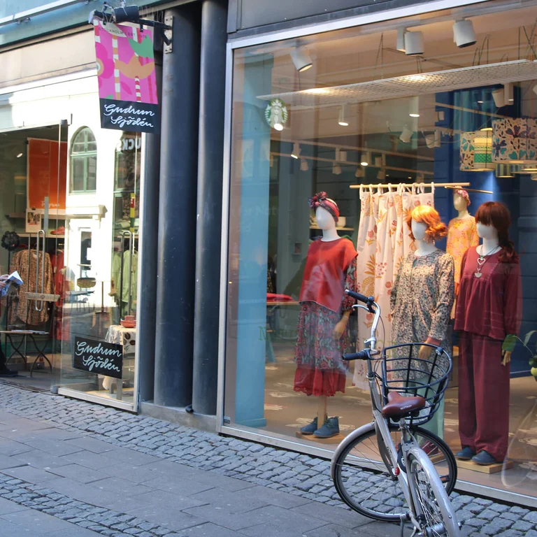 Utanför Gudrun Sjödéns butik i Köpenhamn.