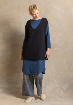 Stickad väst i ekologisk/återvunnen bomull - svart