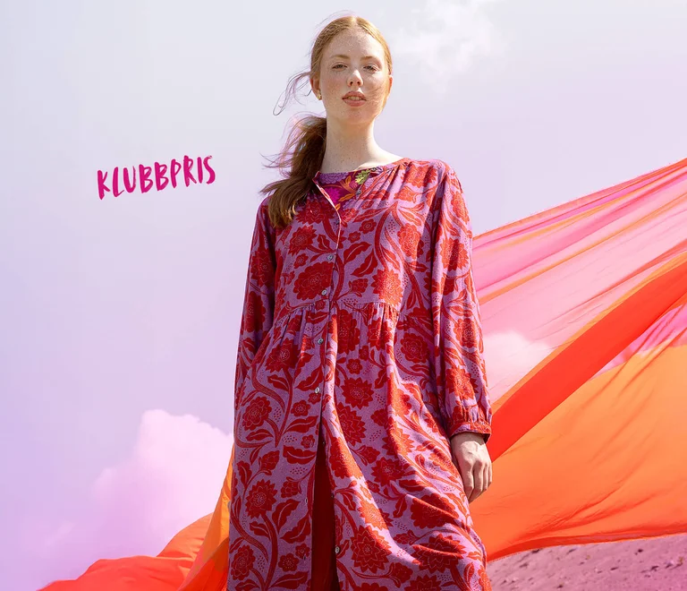 En bild med en kvinna som bär en mörkrosa kofta över en rosa klänning från Gudrun Sjödén.