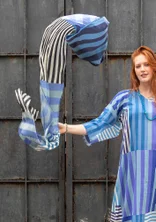 Randig färgglad sjal "Cherai" i ekologisk bomull - havsblå