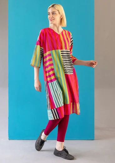 Färgglad randig klänning "Cherai" i ekologisk bomull - smultron