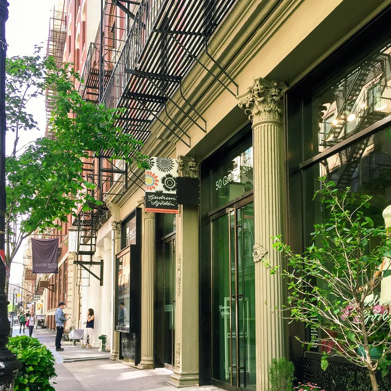 Utanför Gudrun Sjödéns butik i Helsingfors.