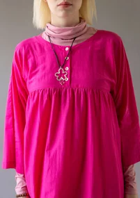 Vävd klänning "Marie" i ekologisk bomull/siden - mörk pion