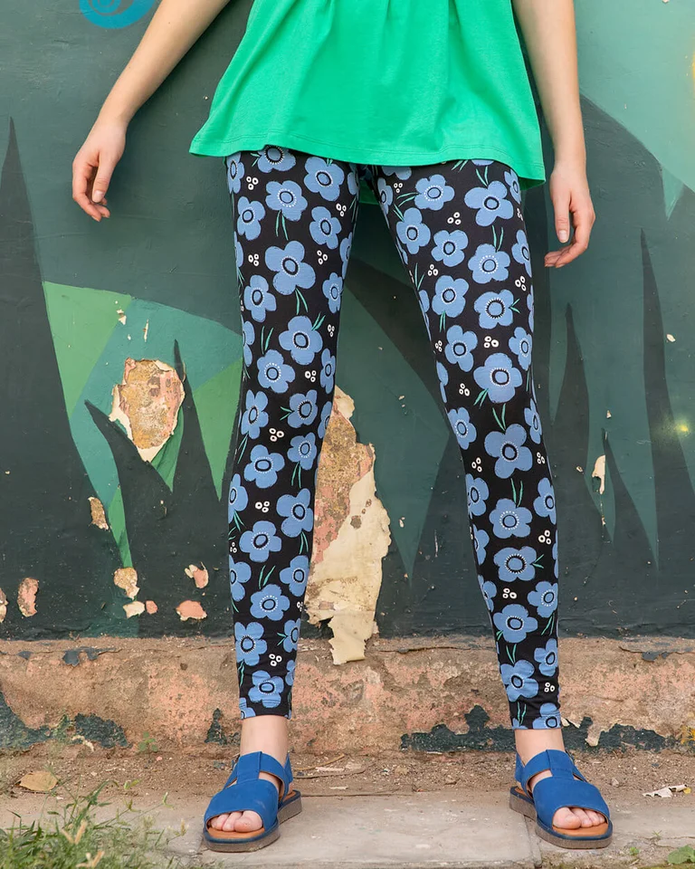 En kvinna klädd i blommiga leggings från Gudrun Sjödén. 