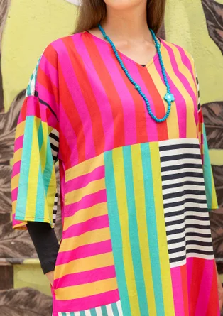 Färgglad randig klänning "Cherai" i ekologisk bomull - smultron