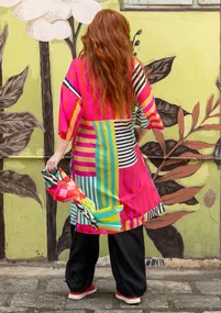 Färgglad randig klänning "Cherai" i ekologisk bomull - smultron