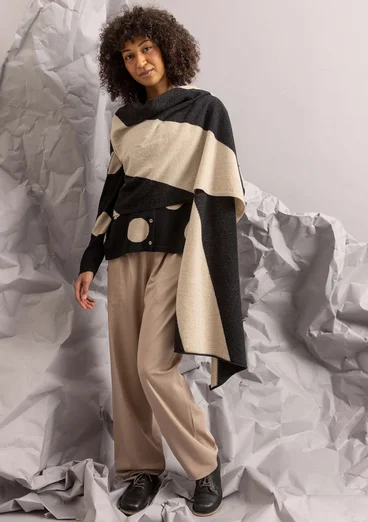 Stickad väst "Ray" i lammullsmix - svart/ljus sand