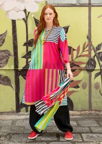 Färgglad randig klänning "Cherai" i ekologisk bomull - smultron