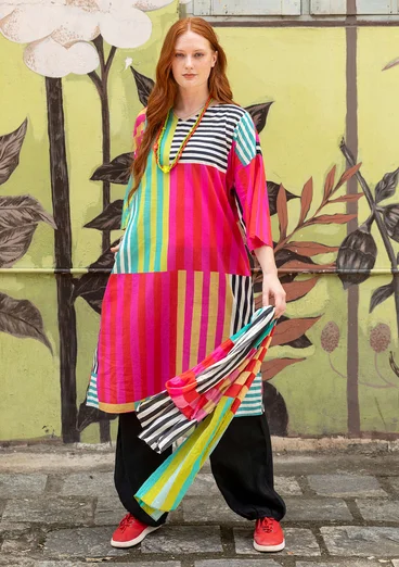 Färgglad randig klänning "Cherai" i ekologisk bomull - smultron