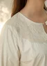 Vävd broderad klänning "Amisha" i ekologisk bomull/lin (fjäder XS)