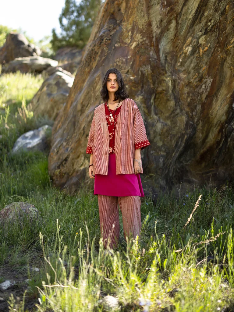 En kvinna klädd i mönstrade kläder från Gudrun Sjödén.