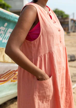 Vävd ärmlös klänning i lin - lilja