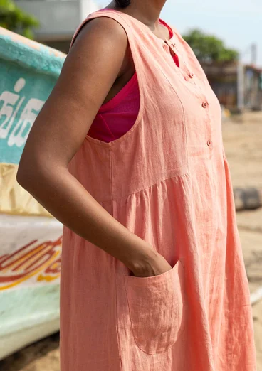 Vävd ärmlös klänning i lin - lilja