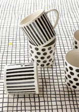 Mugg "Joy" i keramik - svart/prick