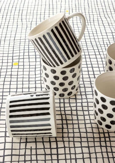 Mugg "Joy" i keramik - svart/prick