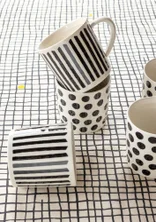 Mugg "Joy" i keramik - svart/prick