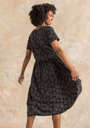 Trikåklänning ”Himla” i ekologisk bomull - svart/mönstrad