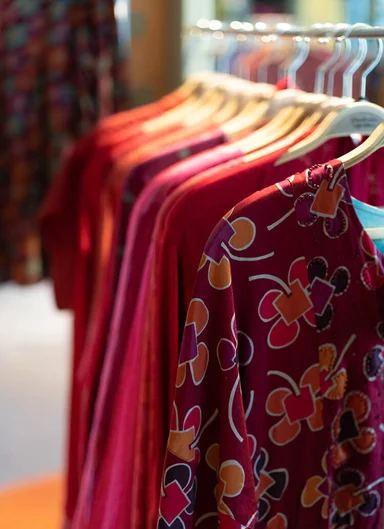 Röda och rosa kläder från Gudrun Sjödén.